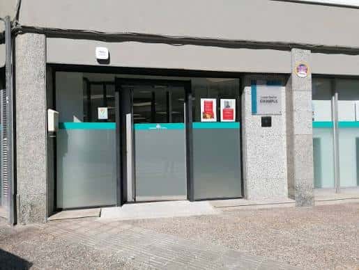 Entrada principal del local social en l'Eixample, Girona