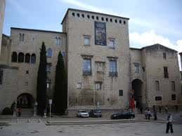 Vista exterior del Museo de Arte de Gerona mostrando su fachada histórica de piedra