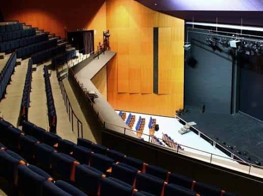 Vista lateral del auditorio mostrando la distribución de asientos y escenario