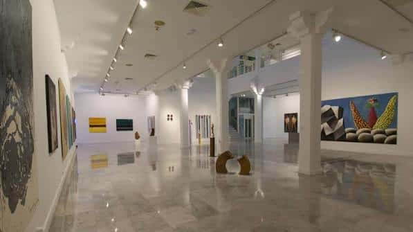 Interior del Centro de Artes Plásticas con exposiciones de arte y suelo de mármol
