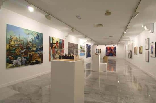 Galería de arte en el Centro de Artes Plásticas con obras expuestas y vitrinas