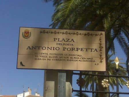 Placa conmemorativa de la Plaza del Poeta Antonio Porpetta con detalles ornamentales