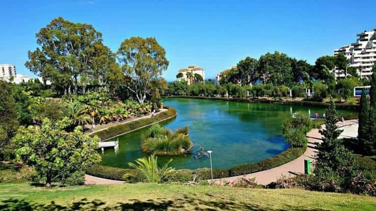 Vista panorámica del lago central del Parque de la Paloma con senderos y vegetación mediterránea