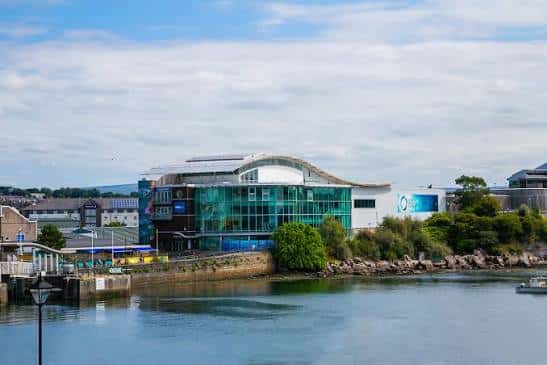 Vista exterior del National Marine Aquarium desde el puerto