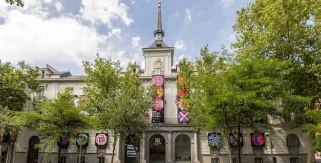 Vista exterior diurna de la fachada principal de la Fundación Casa de México en España