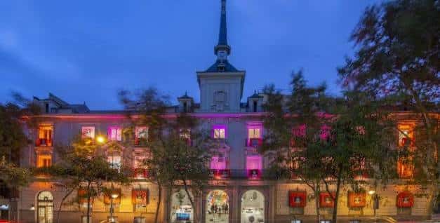 Fachada iluminada de la Fundación Casa de México en España durante la noche