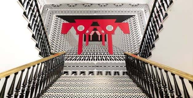 Escalera principal del edificio con decoración geométrica y detalle arquitectónico