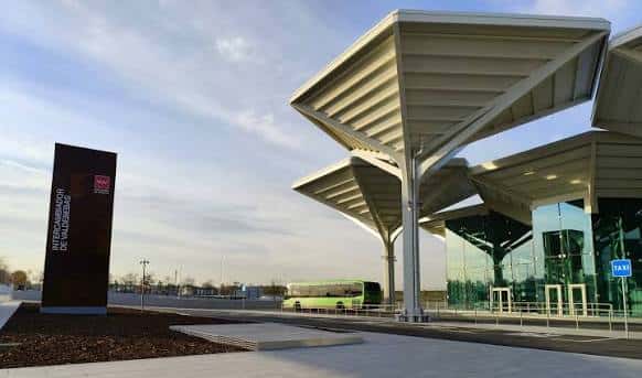Estructura moderna de la plaza con techos geométricos y señalización institucional