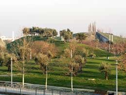 Vista panorámica de la Plaza Francisco de Asís Cabrero con zonas verdes y árboles