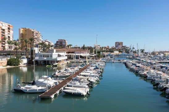 Panorámica del puerto deportivo con el club náutico en primer plano