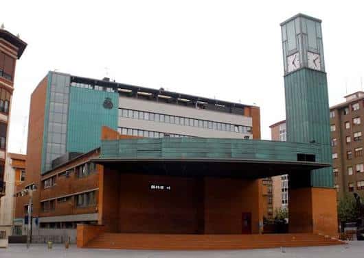 Vista frontal del Ayuntamiento de Baracaldo con su característica torre del reloj y escenario al aire libre