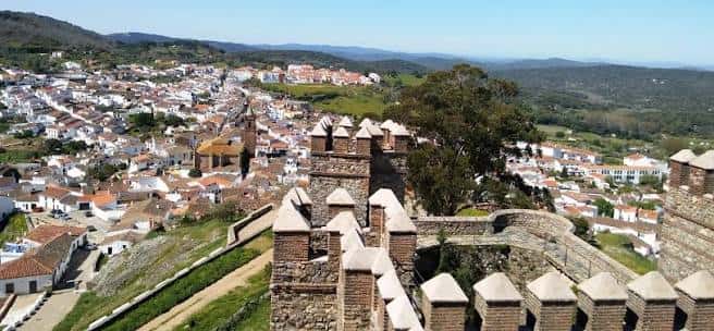 Vista panorámica desde las murallas del Castillo de Cortegana con el pueblo blanco al fondo