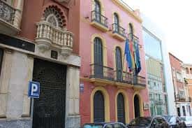Fachada principal del Museo de Bellas Artes de Badajoz con arquitectura clásica y banderas