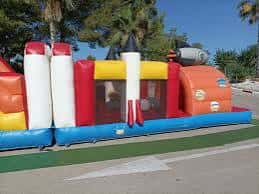 Castillo inflable para eventos infantiles en el exterior del polideportivo