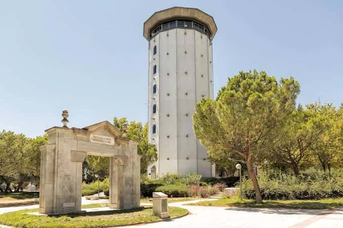 Torre de vigilancia y arco de entrada del Parque Pinar del Rey bajo cielo despejado
