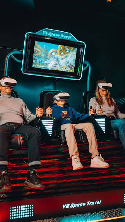 Familia disfrutando de una experiencia de realidad virtual en el museo