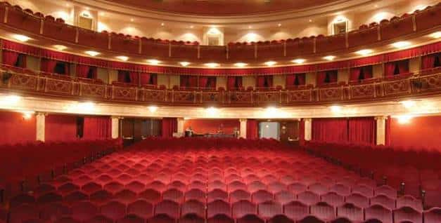 Vista frontal del auditorio con butacas rojas y balcones superiores