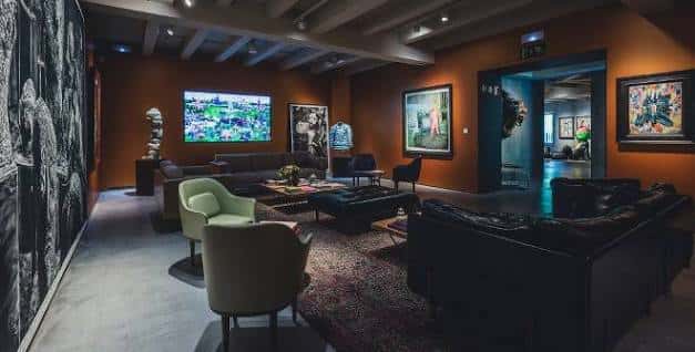 Zona de lounge con sofás y arte enmarcado en tonos cálidos
