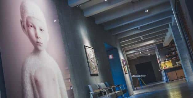 Pasillo con gran fotografía de retrato y obras colgadas en la pared