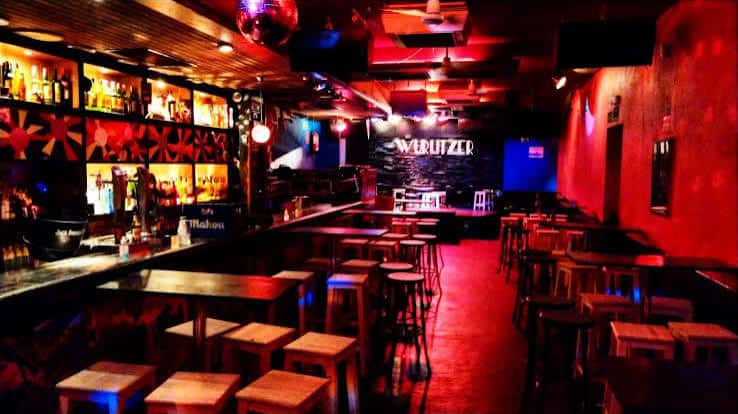 Interior del Wurlitzer Ballroom con barra y escenario