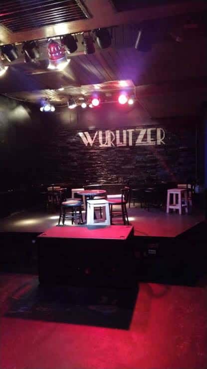 Vista del escenario del Wurlitzer Ballroom con iluminación