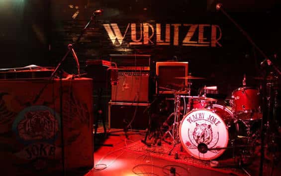 Equipo de música en el escenario del Wurlitzer Ballroom