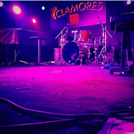 Escenario de la sala Clamores con batería y luces de concierto