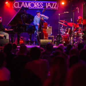 Concierto de jazz en la sala Clamores con público y músicos en el escenario