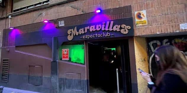 Vista exterior del Maravillas Club mostrando su fachada y letrero iluminado