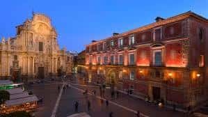 Atardecer en la plaza mostrando la Catedral y el Palacio Episcopal con luces cálidas