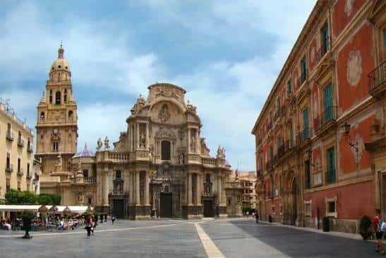 Plaza del Cardenal Belluga bajo cielo nublado, vista frontal de la Catedral y edificios históricos