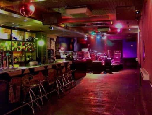 Interior de Sala Juglar mostrando barra, escenario y ambiente nocturno