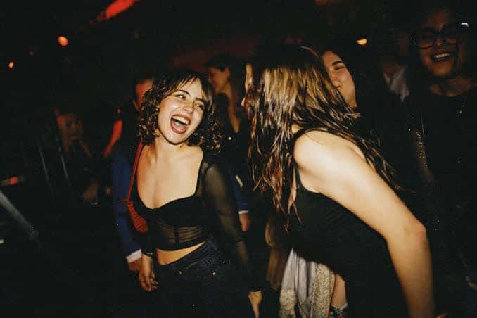 Público bailando y celebrando en ambiente festivo dentro de Sala B