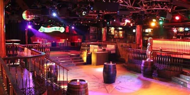 Interior de la sala Copérnico mostrando el escenario y la barra con iluminación ambiental