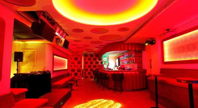 Interior de la sala con iluminación roja y barra central