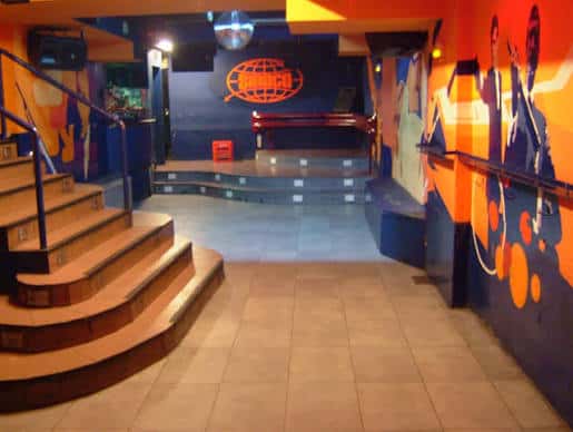 Escalera y zona de entrada con murales coloridos