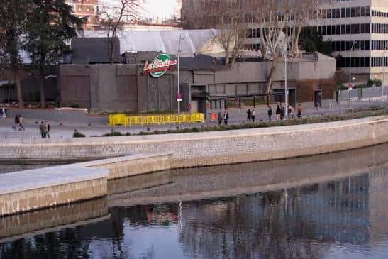 Vista exterior de Sala La Riviera junto al río Manzanares
