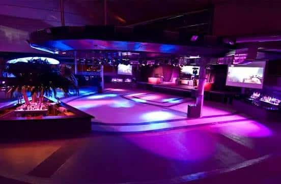 Interior de la sala con iluminación de discoteca y pista de baile