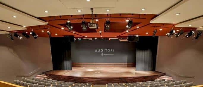 Plano cenital del escenario con sistema de iluminación y pantalla 'AUDITORI'