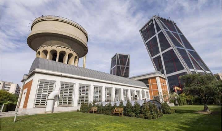 Vista exterior de la Fundación Canal con el edificio histórico y la torre de agua junto a la Torre de Cristal