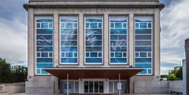 Fachada principal de la Fundación Canal con grandes ventanales decorados y entrada moderna