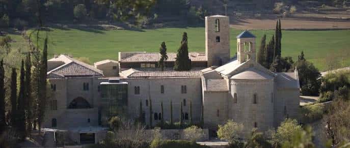 Vista panorámica del Monasterio de Sant Benet de Bages con sus torres y jardines