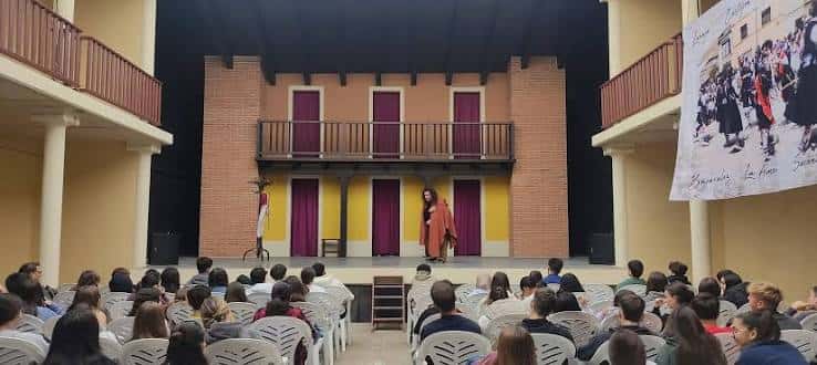 Escenario del teatro con actores y público durante una representación