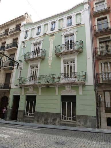 Fachada exterior del Círculo Industrial de Alcoy con arquitectura clásica y balcones