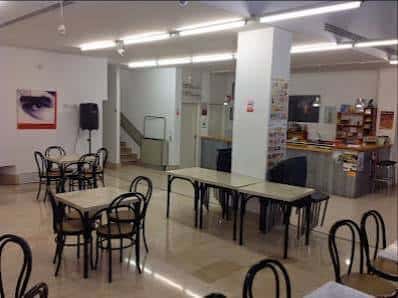 Sala polivalente preparada para eventos con mesas y sillas