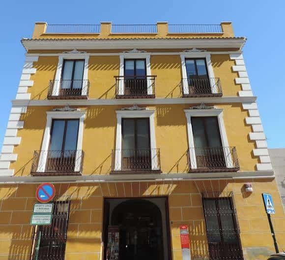 Fachada principal del Museo de la Ciudad de Murcia con su distintiva pintura amarilla y detalles arquitectónicos