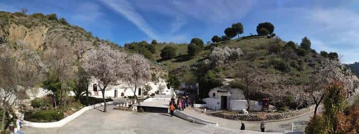 Vista panorámica del entorno exterior del Museo Cuevas del Sacromonte con visitantes