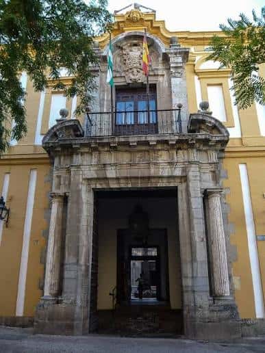 Fachada principal de la Facultad de Filosofía y Letras con entrada monumental y detalles arquitectónicos