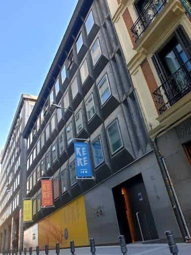 Fachada exterior del Museo ICO en Madrid con arquitectura moderna y distintiva