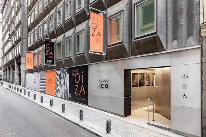 Vista frontal del Museo ICO mostrando su entrada y diseño arquitectónico contemporáneo
